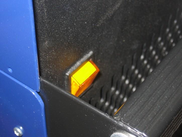 Wtyczkę sieciową aparatu przyłączyć należy do trójfazowej sieci zasilającej o napięciach fazowych 3 x 400V zakończonej standardowym