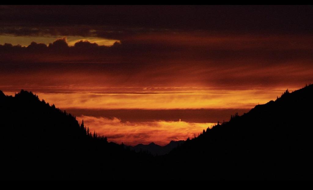 OLŚNIEWAJĄCA AMERYKA: TAJEMNICZA KASKADIA America The Beautiful: Mighty Northwest Premiery w niedziele od 24 czerwca o godz. 18:00 (5x60 min) Śnieżne grzbiety Gór Kaskadowych ukrywają aktywne wulkany.
