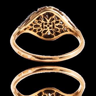 odrywającym główną rolę. Bardzo kobieca forma pierścionka wzbogacona o drobne, symetrycznie oprawione brylanty 266.