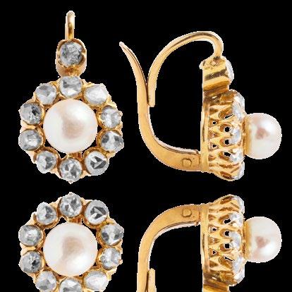 269. Kolczyki z perłami oraz diamentami wykonane ze złota 22 rauty diamentowe o masie łącznej około 0.