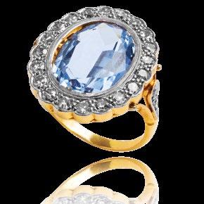 delikatny pierścionek z szafirkiem otoczony aureolą z diamentów.
