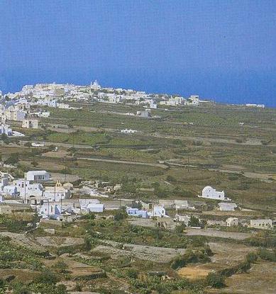 Skaros Na stromym brzegu morskim najdalej położonej na północ części tego regionu wznosi się majestatycznie Skaros. W tej niedostępnej okolicy zbudowano średniowieczną stolicę Santorynu.