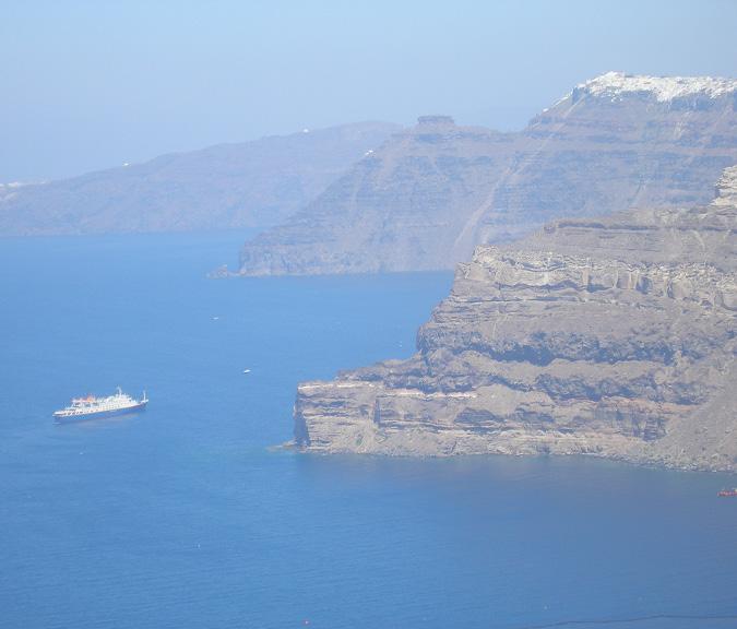 Kolumbos Kolumbos jest to drugi wulkan Santorini z podwodnym kraterem. Odległość do niego z Firy wynosi około 20 km. Potężny wybuch wulkanu miał miejsce w 1650 roku.