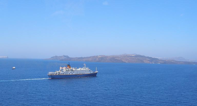 Fot. 24. Statek z turystami płynący w kierunku Thirassi. Źródło: zdjęcie autora Inne osiedla to Patamos i Agrylia.