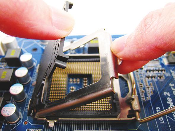 mały złoty trójkąt na brzegu procesora z rogiem wskazującym pin pierwszy na gnieździe procesora (lub
