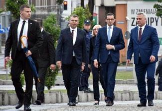 Premierowi towarzyszyli minister Marek Suski, rzecznik rządu minister Joanna Kopcińska oraz parlamentarzyści regionu Warmii i Mazur.