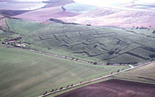 68 69 Pôdne príznaky Svetlé alebo tmavšie čiary a plochy v teréne Podstata tejto metódy tkvie v odlišnosti výplne zeminy v archeologických objektoch, ktoré boli zahĺbené pod úrovňou ornice a neskôr