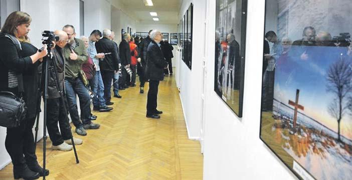 Na wystawie dominuje pejzaż i obrazy zatrzymane podczas podróży mówi Małgorzata Piekarska opiekun Fotoklubu Podlaskiego.