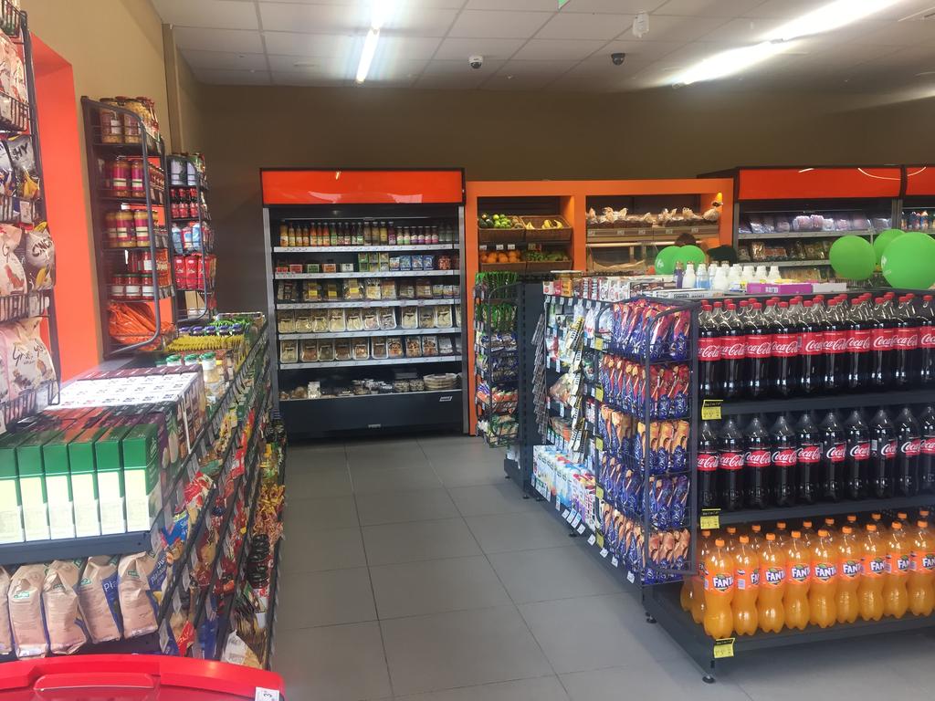 Na zdjęciach powyżej: warszawski Carrefour, którego