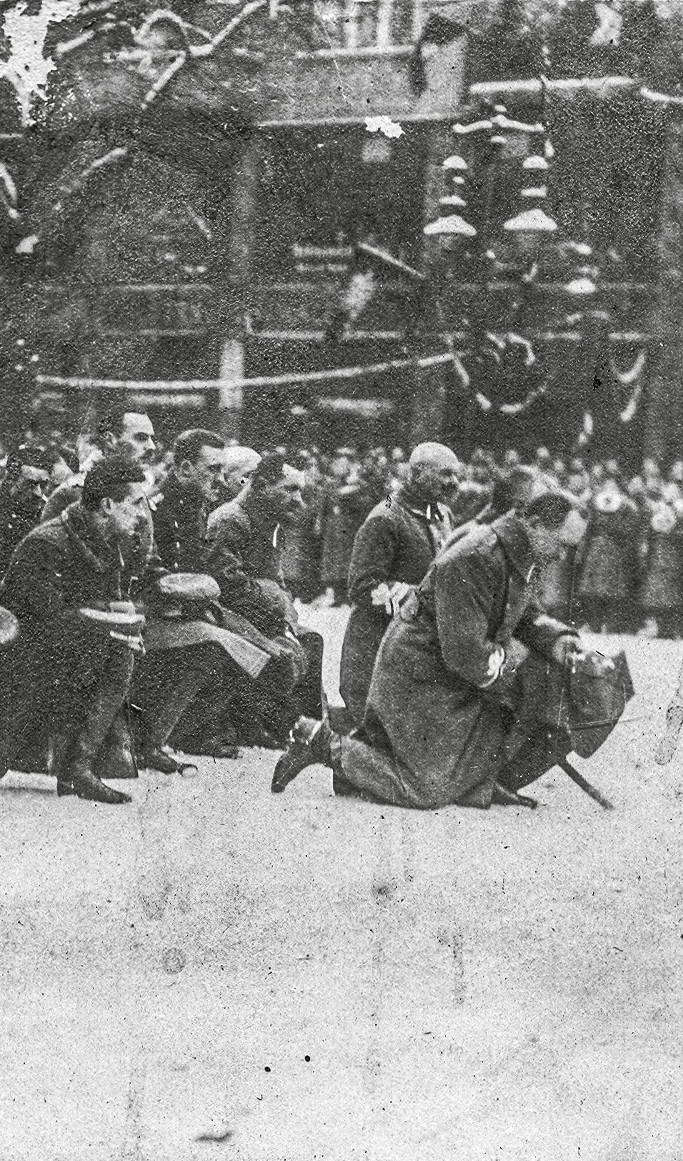 3 Generał Józef Dowbor Muśnicki na czele swego sztabu prowadzi na zakończenie uroczystości zaprzysiężenia wojska defiladę przed członkami Komisariatu Naczelnej Rady Ludowej.