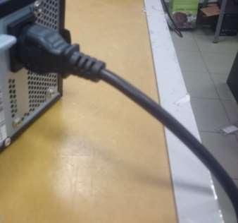 2. Odłączenie kabla zasilającego Jeżeli do komputera jest podłączony kabel zasilający aby go odłączyć pociągnij wtyczkę w kierunku