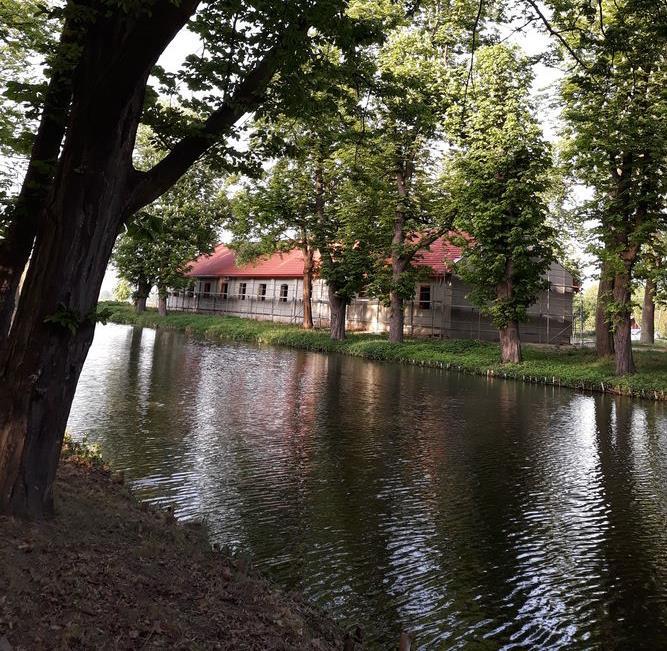 spichlerza położonego na terenie zespołu dworsko-parkowego w Brniu na stanicę turystyczną 1,6