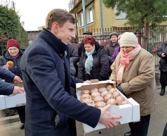 W ten zaskakujący i niecodzienny sposób mieszkańcy chcieli podziękować za sprawne przeprowadzenie tej inwestycji. Chcieli podziękować tym bardziej, że na przebudowę czekali długie lata.