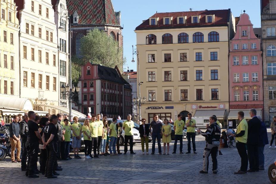 Profesorów Lwowskich na terenie Politechniki Wrocławskiej, gdzie wraz z Prodziekanem WME dr Andrzejem Tatarkiem złożyliśmy