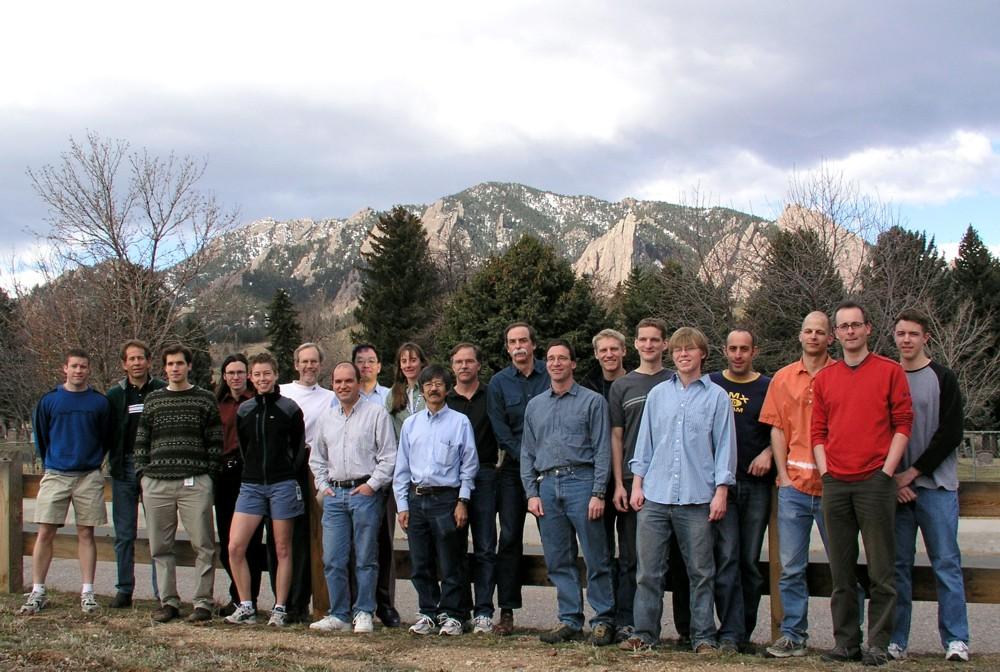 Grupa badaczy z NIST, Boulder Od lewej: Joe Britton, Jim Bergquist, John Chiaverini, Windell Oskay, Marie Jensen, John Bollinger, Vladislav Gerginov, Taro Hasegawa,
