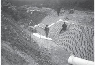 RYSUNEK 2. Umacnianie skarp rowu płytami EKO na geowłókninie i podsypce, 2000 rok FIGURE 2. Ditch s slope reinforcement with concrete slabs on geotextile and mineral sand, 2000 RYSUNEK 3.