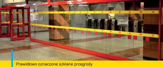 W pojazdach komunikacji miejskiej kontrastowy pas przy krawędzi podestu szerokości 0,08 0,10 m oraz na krawędzi stopnia (w przypadku pojazdów z podwyższonym poziomem podłogi pas szer.