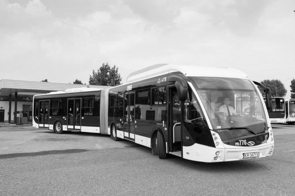 TRANSLOGISTICS 2014 163 Rys. 4. Nowy autobus Solaris Urbino MetroStyle w Krakowie (źródło: www.mpk.krakow.pl, dostęp 2014-10-18) wodu został okrzyknięty przyszłością transportu miejskiego.