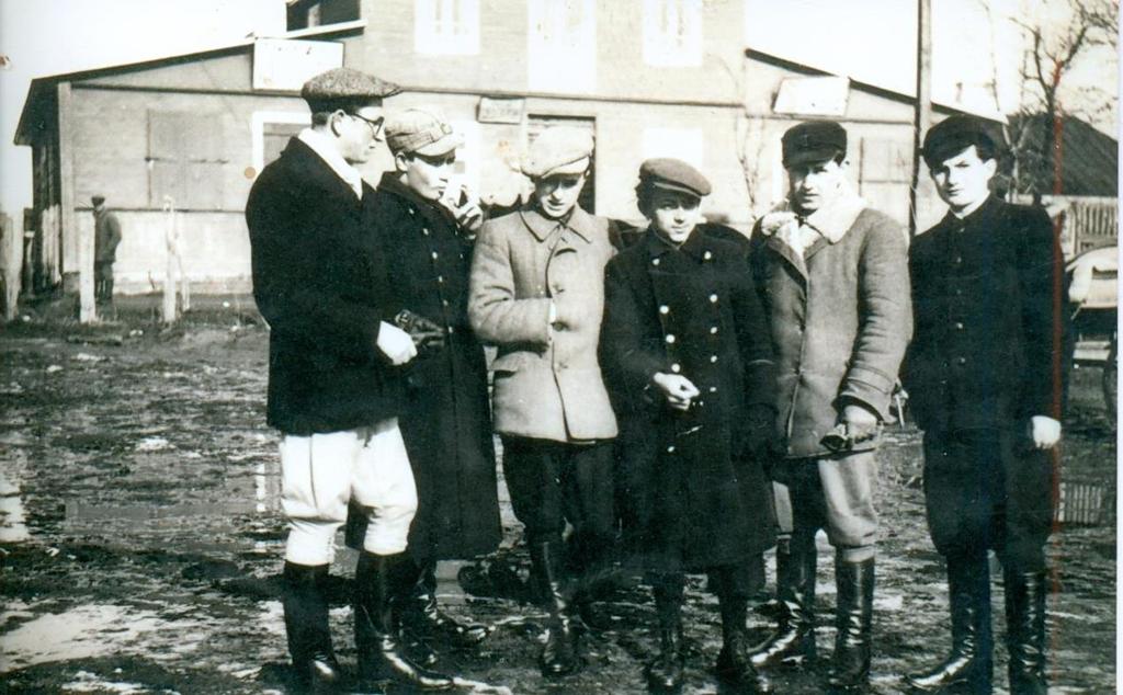 Od lewej siedzą: Regina Boczkowska, Zygmunt Kołodyński (zdjęcie ze zbiorów Reginy Boczkowskiej). Zdjęcie 4 Rok 1940 (około).