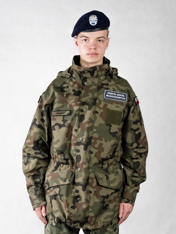 Rys. 14. Kadet w kurtce ubrania ochronnego (typu Gore-Tex) z przykładowym nadrukiem na oznace identyfikacyjnej placówki edukacyjnej. Rys. 15.