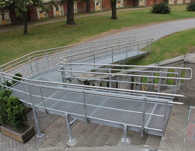 12 przykładowe rozwiązanie stalowego, wykonanego na zamówienie podjazdu dla niepełnosprawnych 13 zadaszenie nad wejściem do pomieszczeń ARENY SEGMENT NR 1 (ELEWACJA PN.