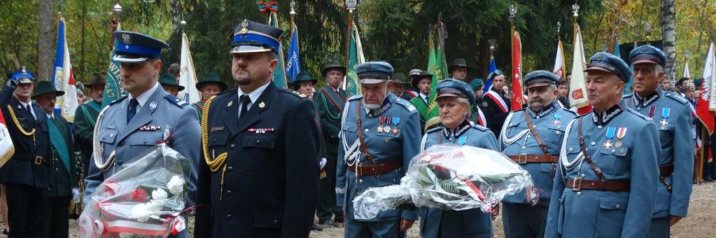 Wojska Polskiego, pod którym delegacje złożyły kwiaty, w tym Komendant Powiatowy Policji w Ostrowi Maz.