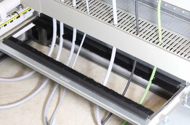 Podczas montażu, prawie cała powierzchnia podłogi szafy może zostać wykorzystana do wprowadzania kabli. Doposażanie możliwe bez rozłączania przewodów. Wszystko może zostać zbudowane wokół przewodów.