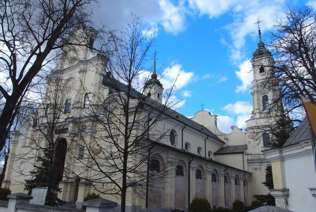 Na terenie cmentarza znajdują się nagrobki datowane na czas powstania - do poł. XX w.