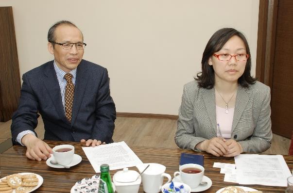 26 22 maja na Politechnice Śląskiej gościła delegacja z Ambasady Chin w Polsce: dr Ye Xiangdong, radca naukowotechnologiczny a zarazem dyrektor Wydziału Naukowo- Technologicznego ambasady oraz pani