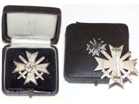 Krzyż Zasługi z mieczami klasy 208-2-24 Krzyż Zasługi z mieczami klasy 939 Krzyż Zasługi z mieczami klasy w oryginalnym pudełku.