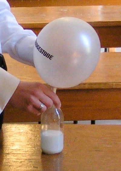 3. Materia, wielkości zmienne i niezmienne Wielkości zmienne - objętość W przypadku wielu cieczy i ciał stałych przyzwyczailiśmy się, że możemy je odmierzać podając ich objętość (litr soku, szklanka