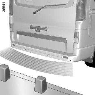POMOC PRZY PARKOWANIU (1/2) Zasada działania Czujniki ultradźwiękowe zamontowane (zależnie od wersji pojazdu) w zderzaku tylnym pojazdu mierzą odległość między pojazdem i przeszkodą.