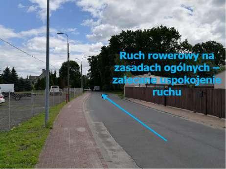 Przechodzi pod wiaduktem kolejowym, następnie biegnie wzdłuż ulicy Za Cybiną.