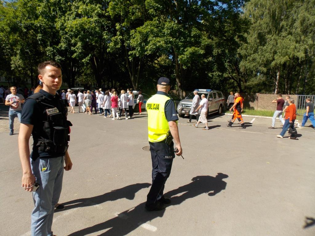 Na miejsce przyjechał policyjny pirotechnik wraz z psem służbowym wyszkolonym do wyszukiwania zapachów materiałów wybuchowych w celu sprawdzenia czy ujawniony pakunek może stworzyć zagrożenie dla