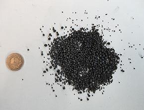 a) b) Rys. 9. Granulaty do zgazowania uzyskane w skali półtechnicznej: a w złożu fluidalnym (0,8 3,15 mm), b w złożu stałym (10 20 mm) Fig. 9. Granules for gasification obtained on a semi-technical scale: a for the fluidized bed gasification (0.