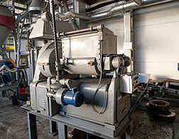 The disk granulator type TR 10-0,3-1,5 (manufacturer: Eirich GmbH) nulatora i zawartości wilgoci w granulowanej mieszance (tabela 4) oraz przy stałej prędkości