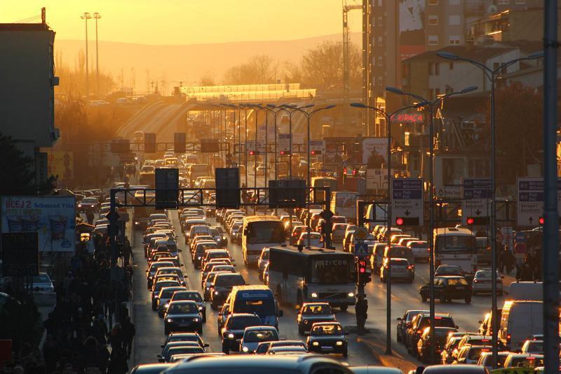 Zrównoważona mobilność miast Nasze codzienne poruszanie się po dużych, ale także tych mniejszych miastach staje się coraz trudniejsze, wolniejsze.