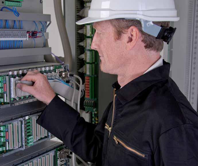 Stacjonarne systemy detekcyji gazów (Całościowe rozwiązania w zakresie bezpieczeństwa) Stacjonarne systemy detekcji gazów Monitorowanie poziomu gazów i oparów w zakładach przemysłowych i na dużych