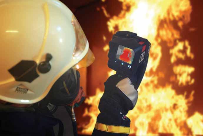Kamery termowizyjne Kamery termowizyjne (Do najtrudniejszych warunków) Najnowocześniejsze kamery termowizyjne firmy MSA, stanowią nieocenione narzędzie dla straży pożarnej i policji, służące np.