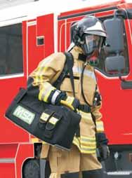Aparaty oddechowe izolujące Sprzęt do ewakuacji poszkodowanych osób RAPID Torba dla Grupy Szybkiego Reagowania jest noszona przez strażaka i dostarcza powietrze osobom poszkodowanym.
