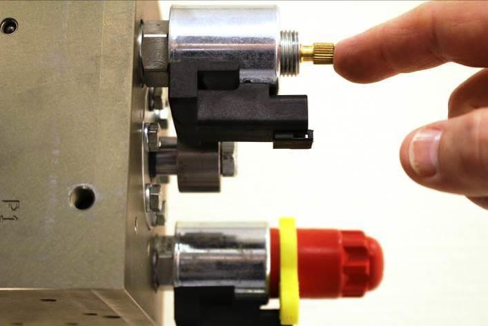 Instrukcji obsługi SLC System typu E RĘCZNE STEROWANIE W przypadku usterki układu elektrycznego istnieje możliwość sterowania zaworem elektrycznym poprzez włączenie ręcznego sterowania przeznaczonego