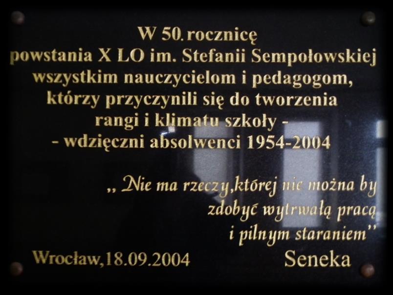 Historia Szkoły We wrześniu 1954 roku, w północnej części Wrocławia zainaugurowała pracę nowa placówka o nazwie: Szkoła Podstawowa i X Liceum Ogólnokształcące we Wrocławiu - Karłowicach.