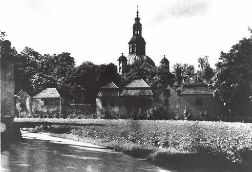 WOJCIECH KAPAŁCZYŃSKI Ryc. 1. Kościół z zespołem kaplic przed 1945 r.