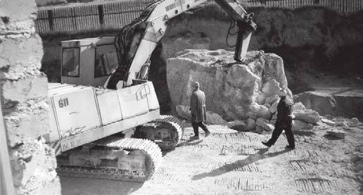 Początki budowy kościoła Matki Bożej Miłosierdzia w Cieplicach Ryc. 2. Przy budowie pomagały maszyny z ZBMP Fampa. W maju 1987 roku poświęcono i wmurowano kamień węgielny pod Dom Parafialny.