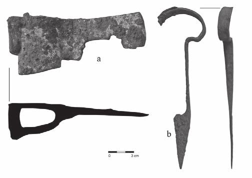 Druga (nowa) szubienica w Jeleniej Górze w świetle badań archeologicznych i historycznych Tablica nr 5. a topór ciesielski odnaleziony w warstwie rozbiórkowej; b połówka nożyc kabłąkowych.