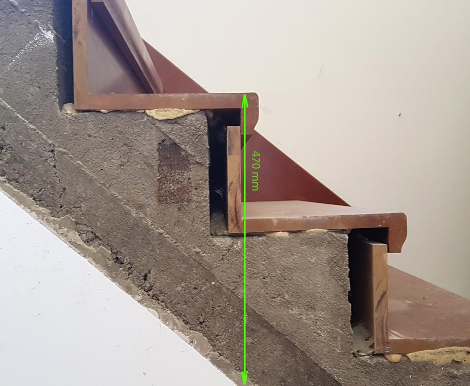 * * * Dodatkowo, lewa klatka schodowa zaopatrzona jest w niehistoryczny ciąg schodowy /od poziomu empory budynku na kondygnację wyższą/, betonowy, wykonany w latach 90-tych XX wieku jako konieczny