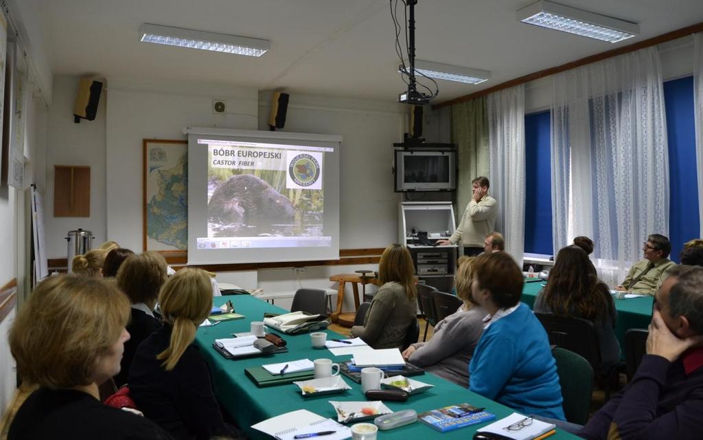 Fot. 5. Warsztaty poświęcone zagadnieniom edukacyjnym - część poświęcona gatunkom naturowym W październiku 2013 roku zakończone zostało Zadania E.10 Gadżety promujące projekt z logo LIFE+.