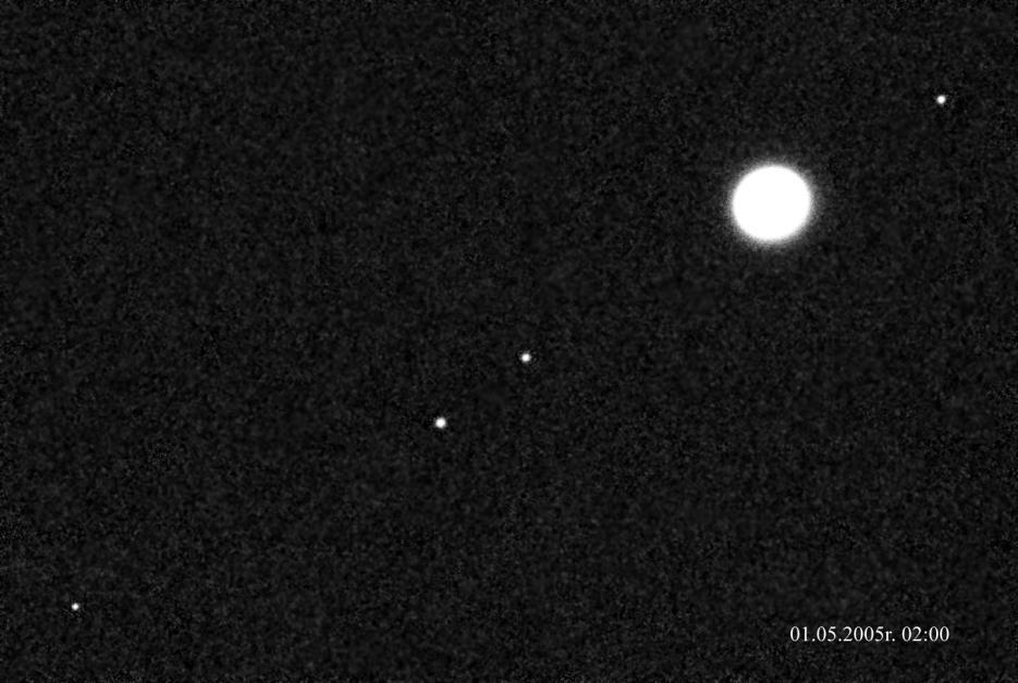 Fot. 6.3. Jowisz wraz z księżycami Galileuszowymi sfotografowany w Częstochowie podczas opozycji w roku 2005. Saturn oglądany przez teleskop wywiera na obserwatorze ogromne wrażenie.