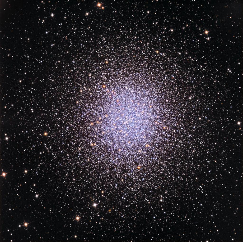 teleskopowym. Na półkuli północnej tylko jedną z takich gromad można zaobserwować gołym okiem. Jest to gromada kulista M13 w gwiazdozbiorze Herkulesa (fot. 8.2) Ćwiczenia Fot. 8.2. Gromada kulista M13.