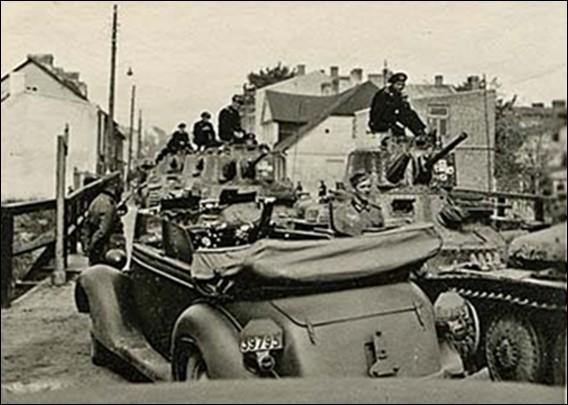 Ubezpieczając się od czoła 8 Pułkiem Rozpoznawczym i 67 batalion pancernym 3 Dywizja Lekka rozwinęła natarcie na Kutno. Rankiem 17 września 1939 r.